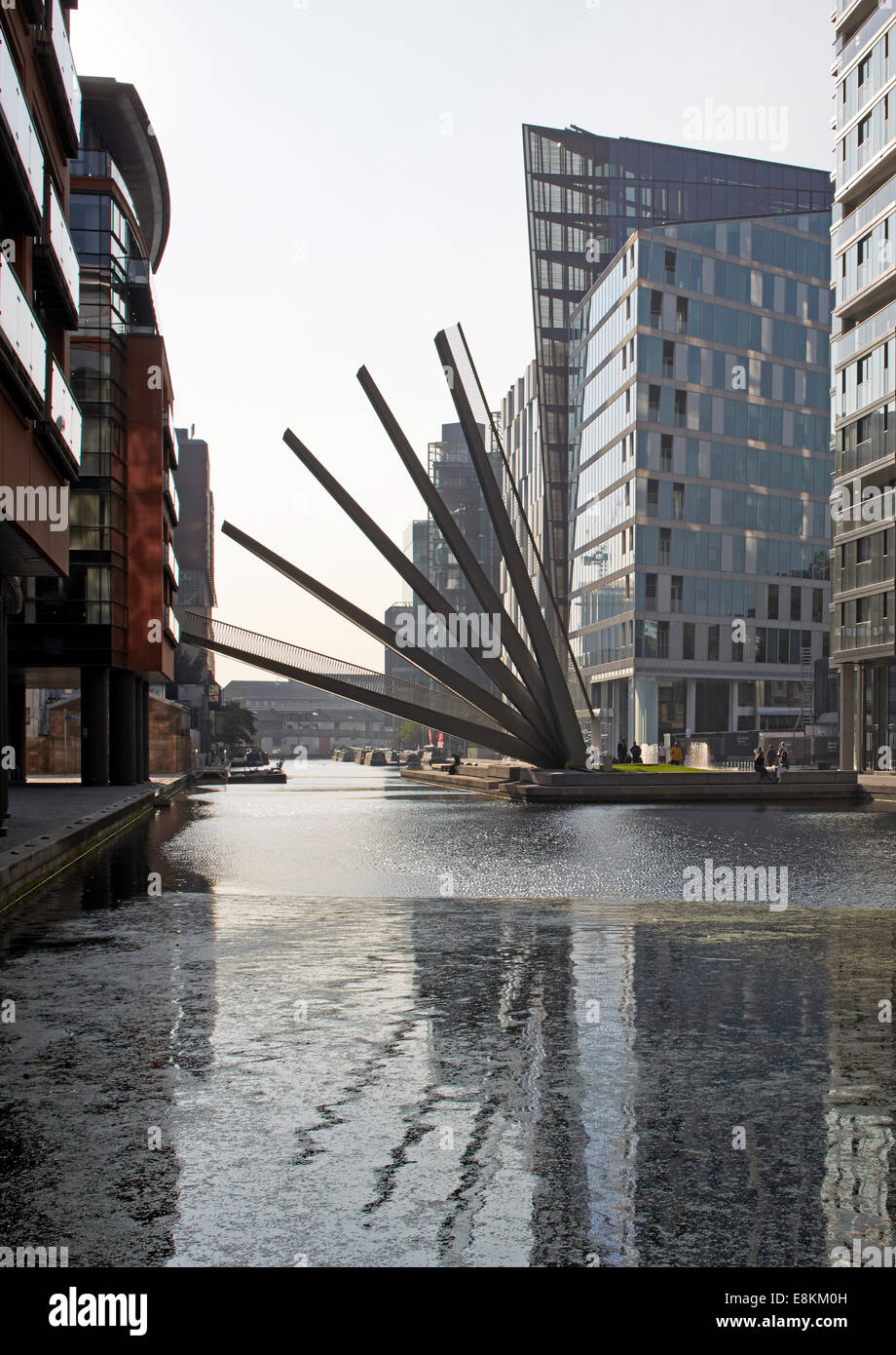 Passerelle Merchant Square, Londres, Royaume-Uni. Architecte : Knight Architects Limited, 2014. Vue lointaine avec pont en elev Banque D'Images