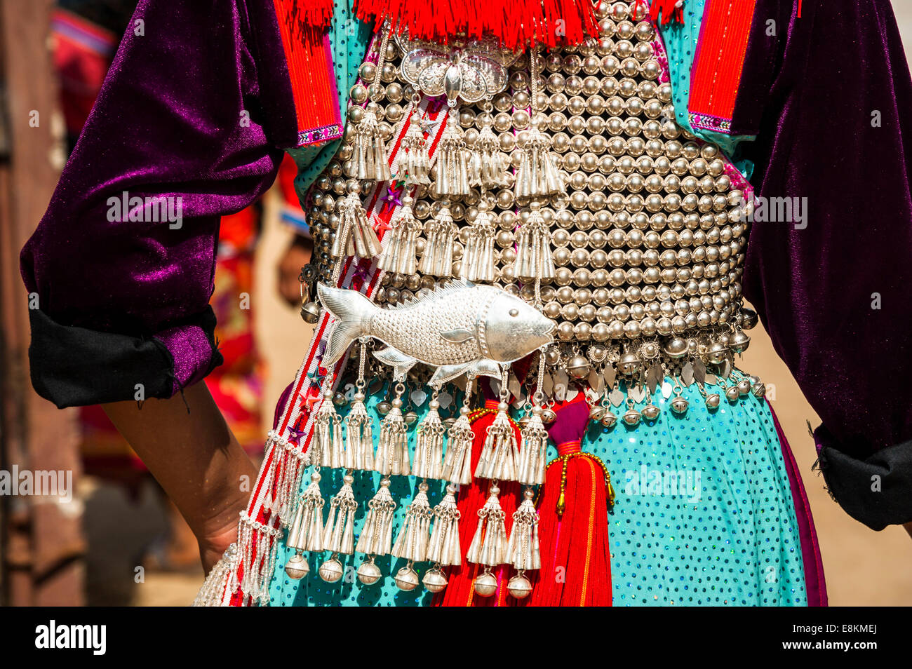 Robe décorée de façon traditionnelle une femme de la tribu Lisu, hill, minorité ethnique, province de Mae Hong Son Banque D'Images