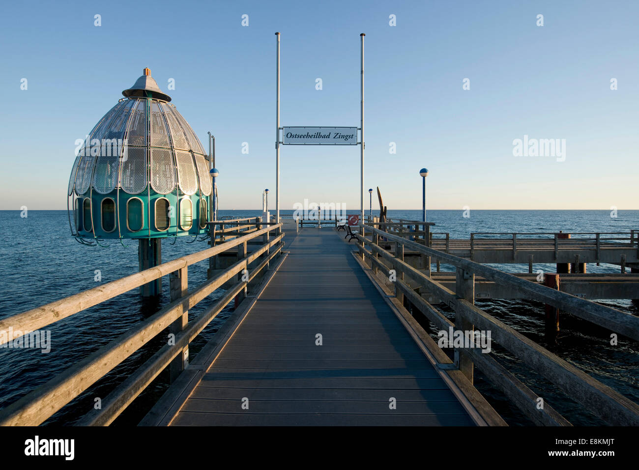 Gondole submergées à l'embarcadère, Zingst, Mecklenburg-Vorpommern, Allemagne Banque D'Images