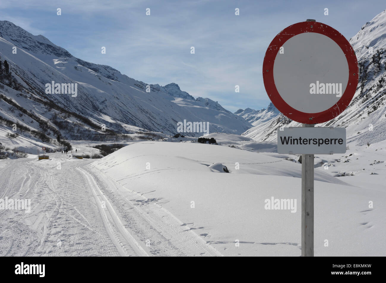 La Haute Route alpine de Silvretta dans la neige, signe Wintersperre' ou 'fermé' en hiver, ski de piste à la Bielerhöhe, Paznauntal Banque D'Images