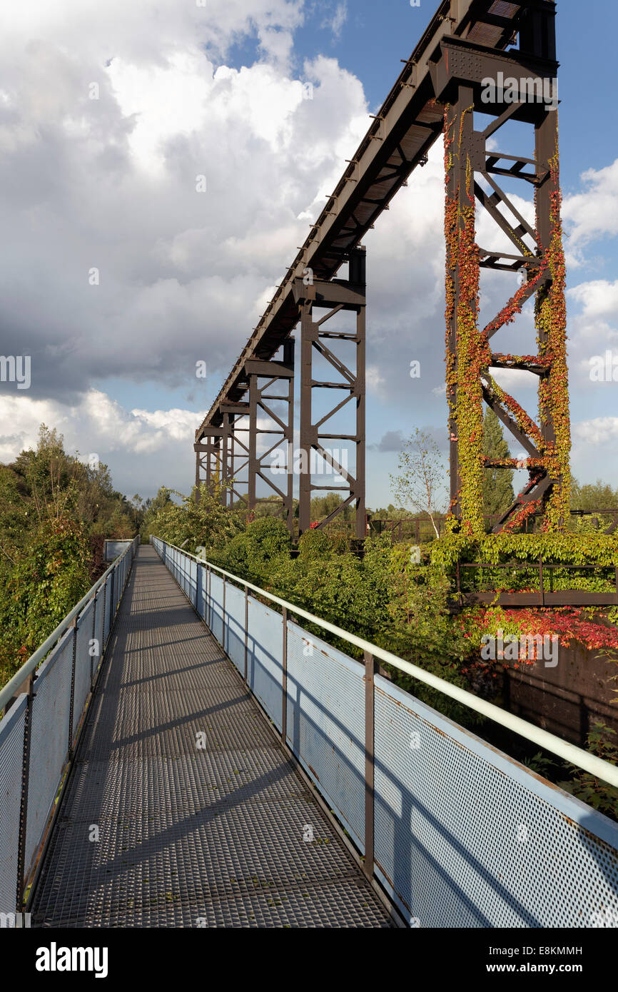 Une passerelle et pont à l'ancienne usine métallurgique, Duisburg-Nord, parc paysage industriel de la Ruhr, Duisburg Banque D'Images