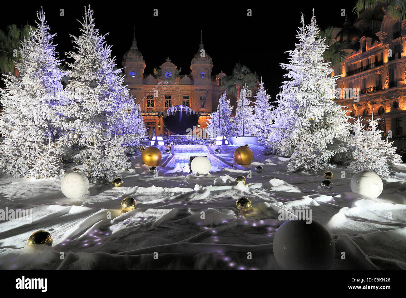 Décorations de Noël avec le sapin blanc des arbres sur la place en face de le Casino de Monte Carlo, sur la droite l'Hôtel de Paris Banque D'Images