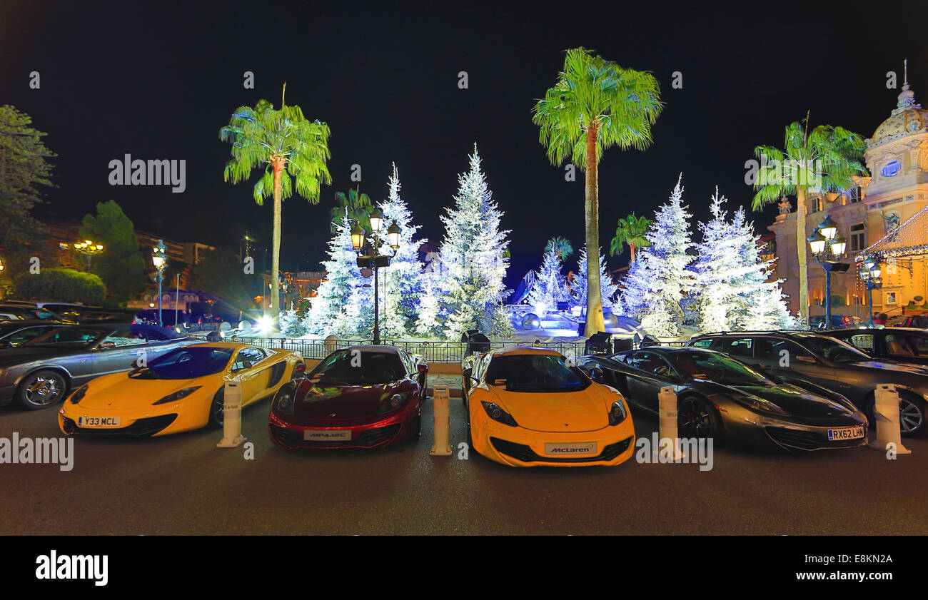 Quatre voitures de sport McLaren en face de décoration de Noël avec le sapin blanc des arbres sur la place en face du Casino de Banque D'Images