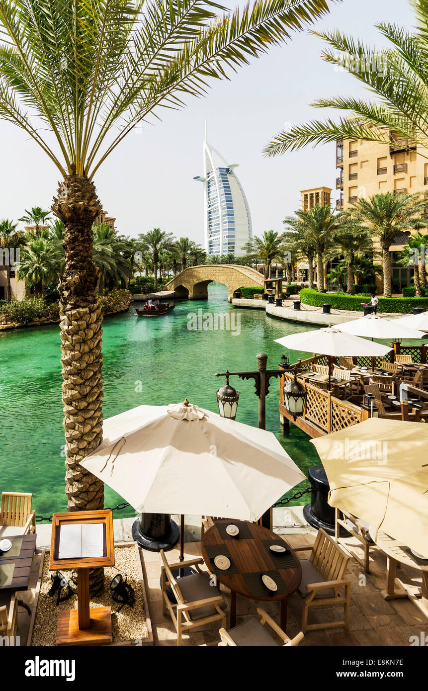 Madinat Jumeirah, Arabian Resort, l'hôtel Burj al Arab à l'arrière, 3 d'Umm Suqeim, Dubaï, Émirats Arabes Unis Banque D'Images