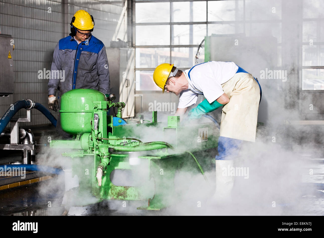Le service sur site à GE Energy, moteur à gaz, pour produire de l'électricité est échangée après avoir spécifié d'heures de fonctionnement et Banque D'Images