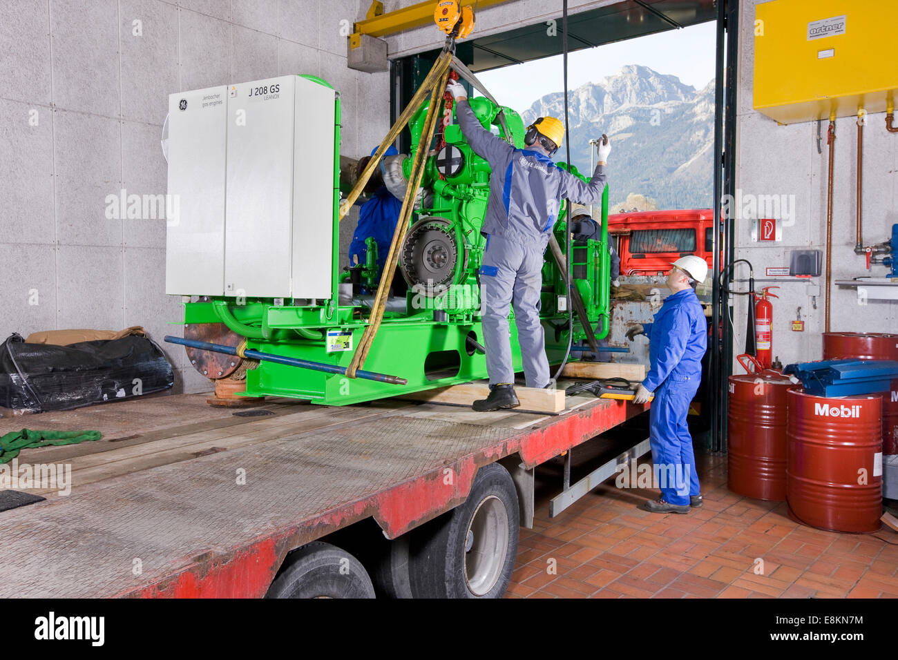Le service sur site à GE Energy, moteur à gaz, pour produire de l'électricité est échangée et réparé après avoir atteint l'exploitation spécifié Banque D'Images