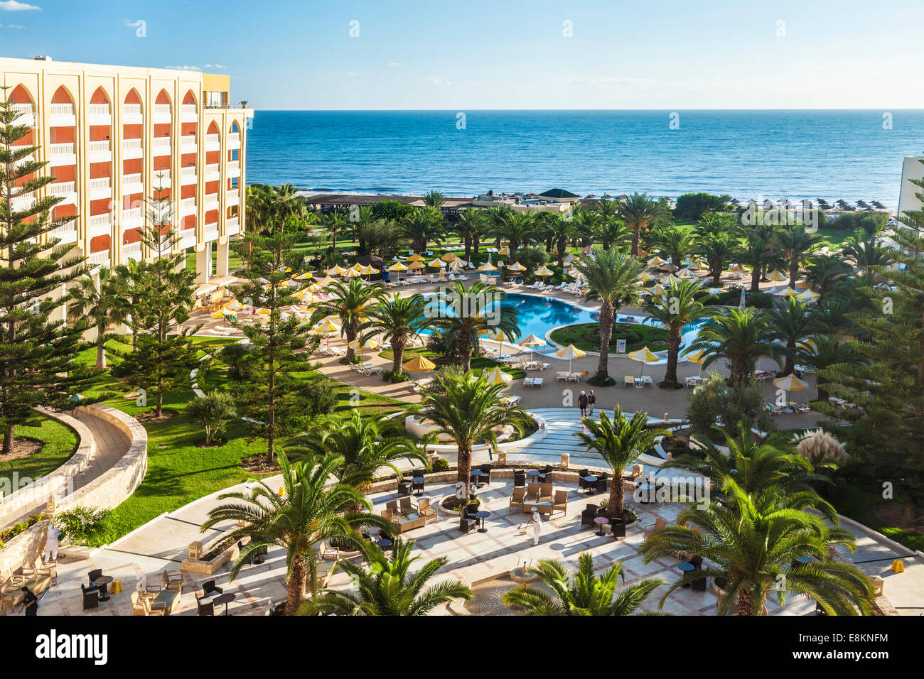 Vue sur la piscine d'un hôtel 5 étoiles près de Port el Kantoui dans Tunsia avec la Méditerranée au-delà. Banque D'Images