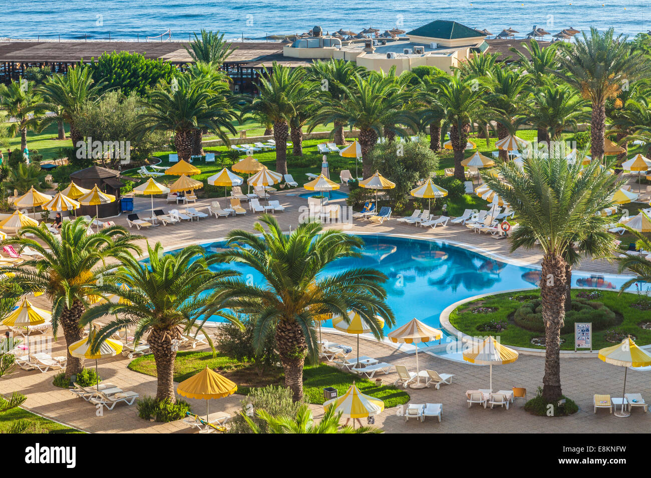 Vue sur la piscine d'un hôtel 5 étoiles près de Port el Kantoui dans Tunsia avec la Méditerranée au-delà. Banque D'Images