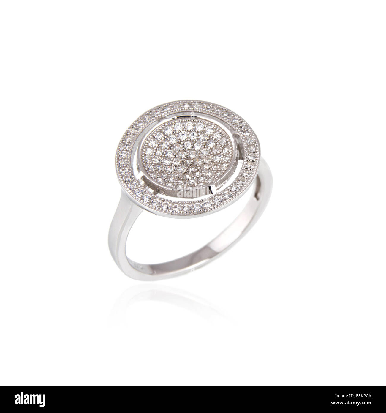 Bague argent sur fond blanc Banque D'Images