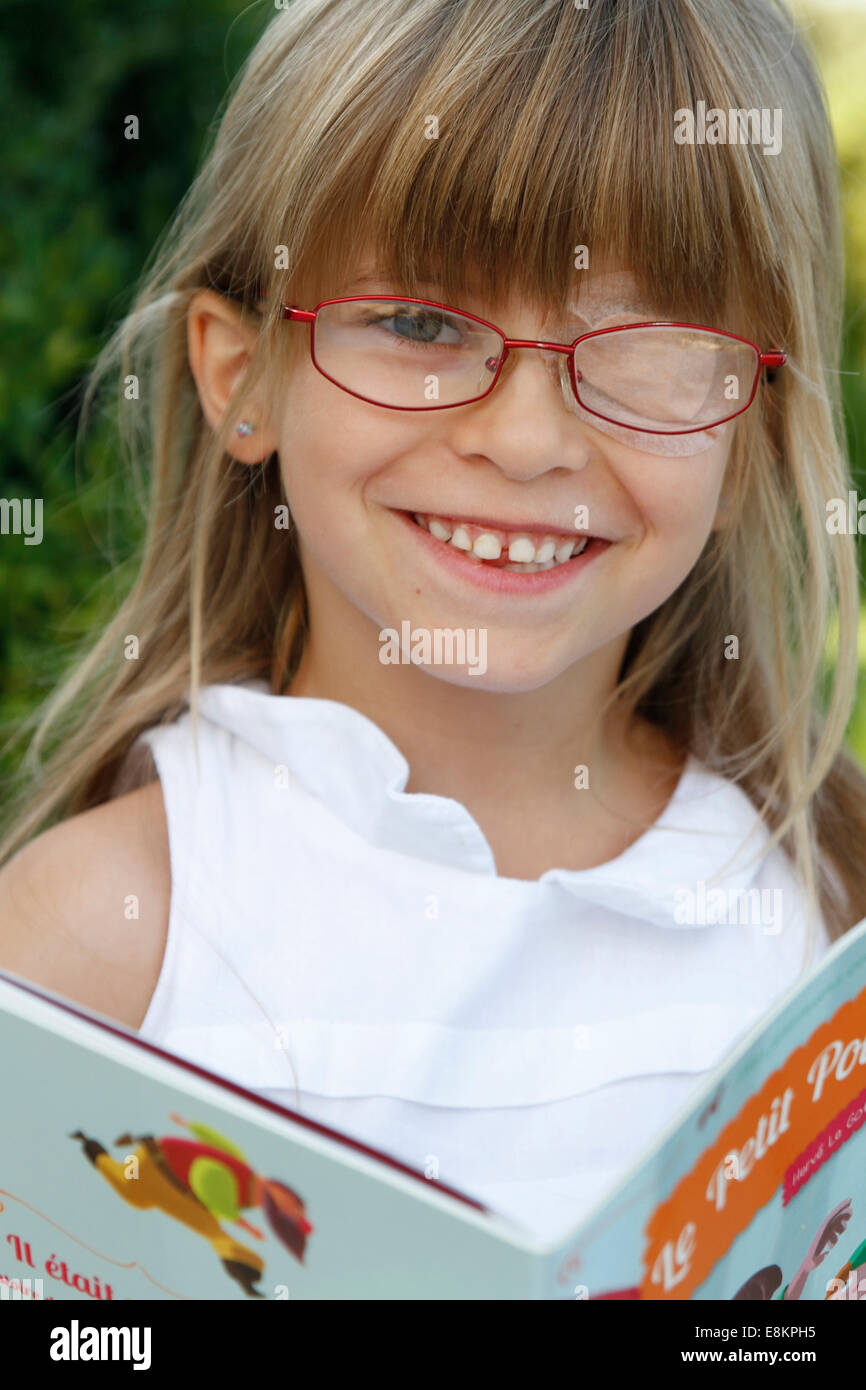 Une fillette de 6 ans portant un cache-oeil opaque de rééduquer l'amblyopie. Banque D'Images