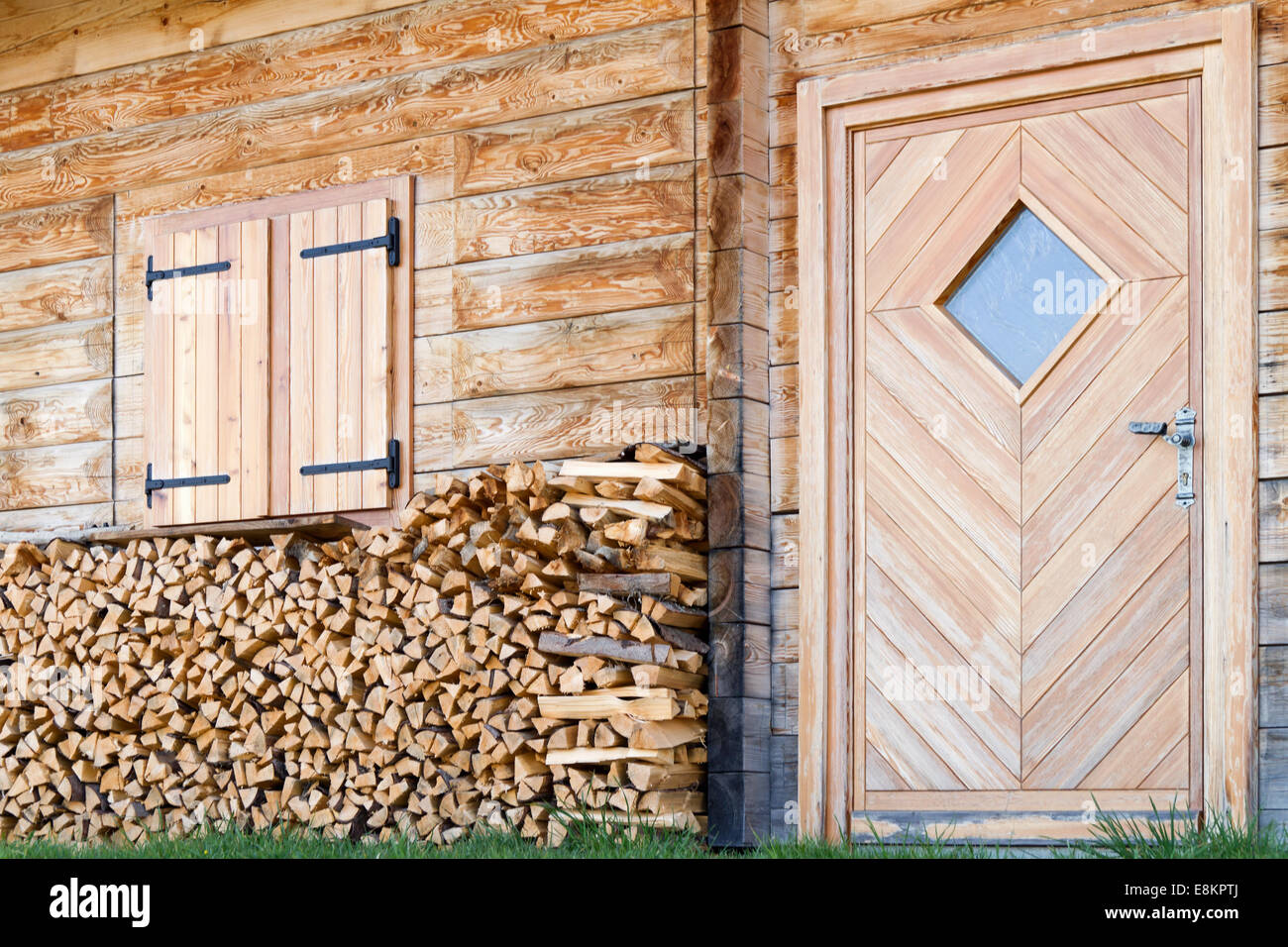 Détail de maison en bois avec des tas de bois de chauffage Banque D'Images