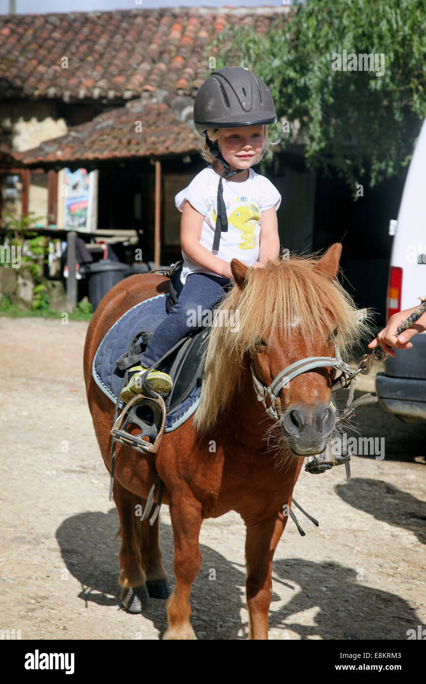 Un 2 et demi ans, sur un poney. Banque D'Images