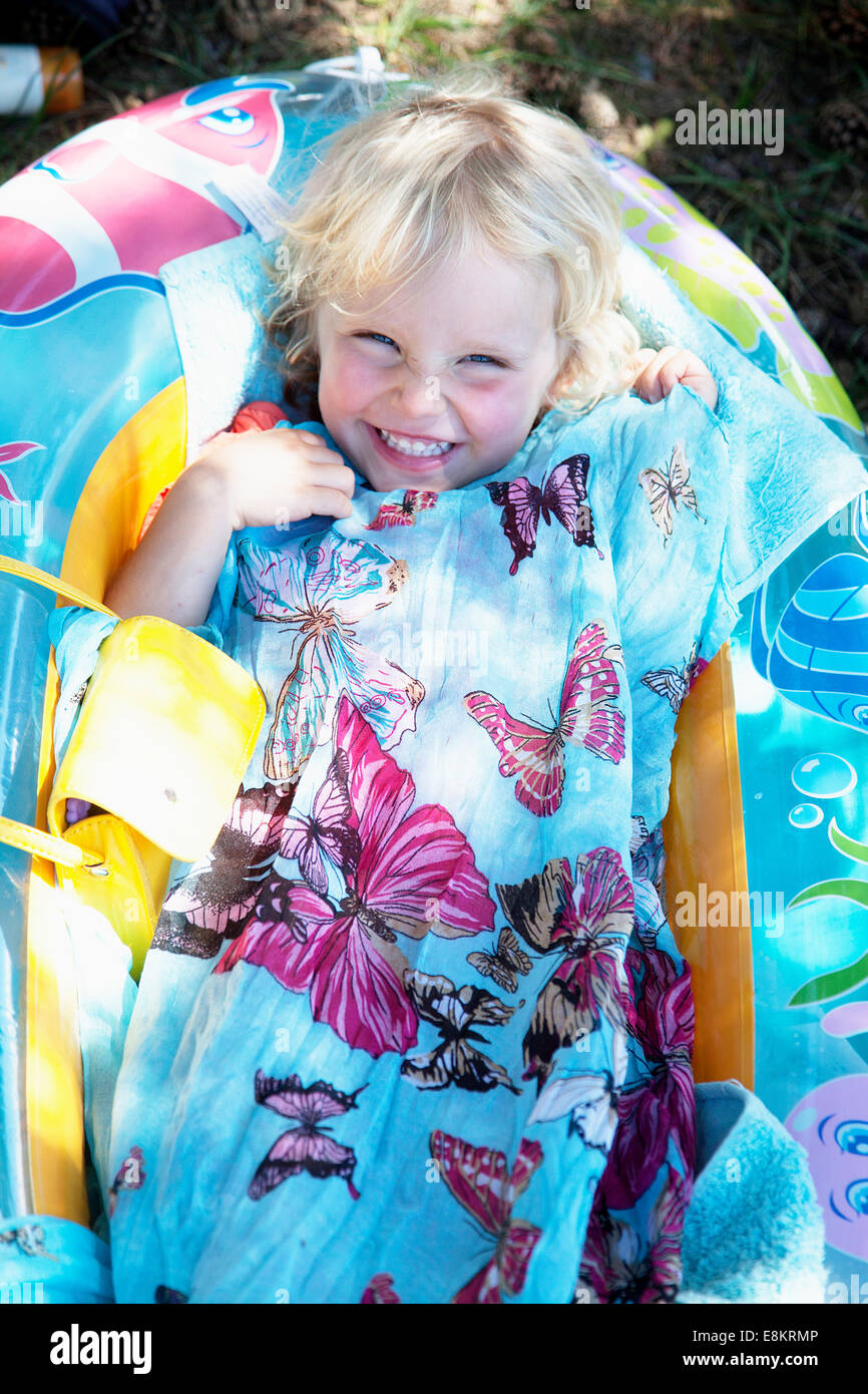 Une Petite Fille Couchee Dans Un Petit Bateau Gonflable Photo Stock Alamy