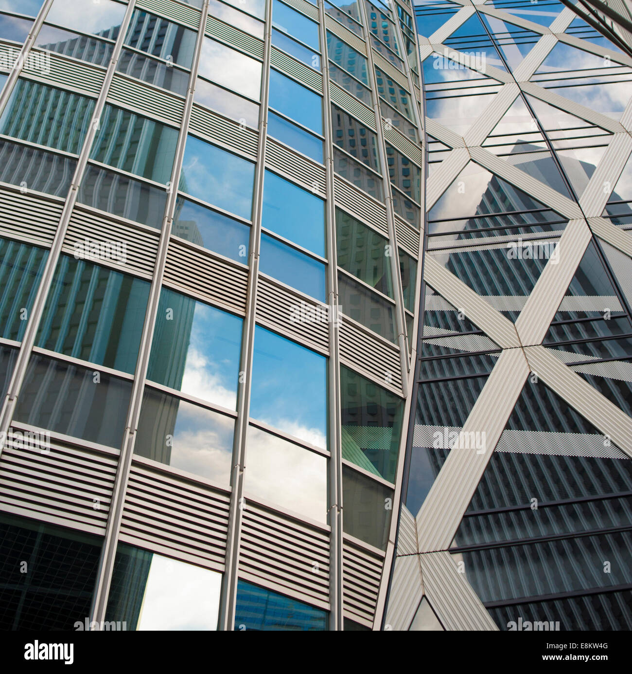 Détail architectural de la tour Cocoon, Shinjuku, Tokyo, Japon. Banque D'Images