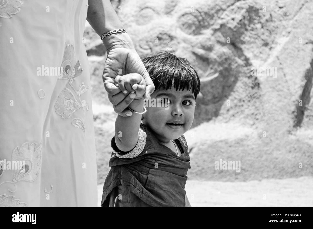 Fille d'Indian Bay, Mamallapuram, Mahabalipuram, Tamilnadu, Inde Banque D'Images