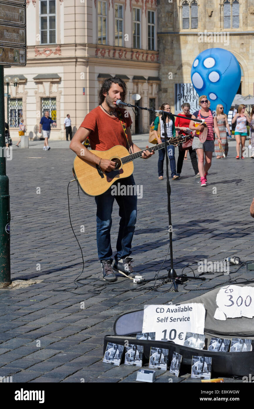 Un musicien qui joue de la guitare solo de rue et de chant sur la place de  la vieille ville de Prague, République tchèque Photo Stock - Alamy