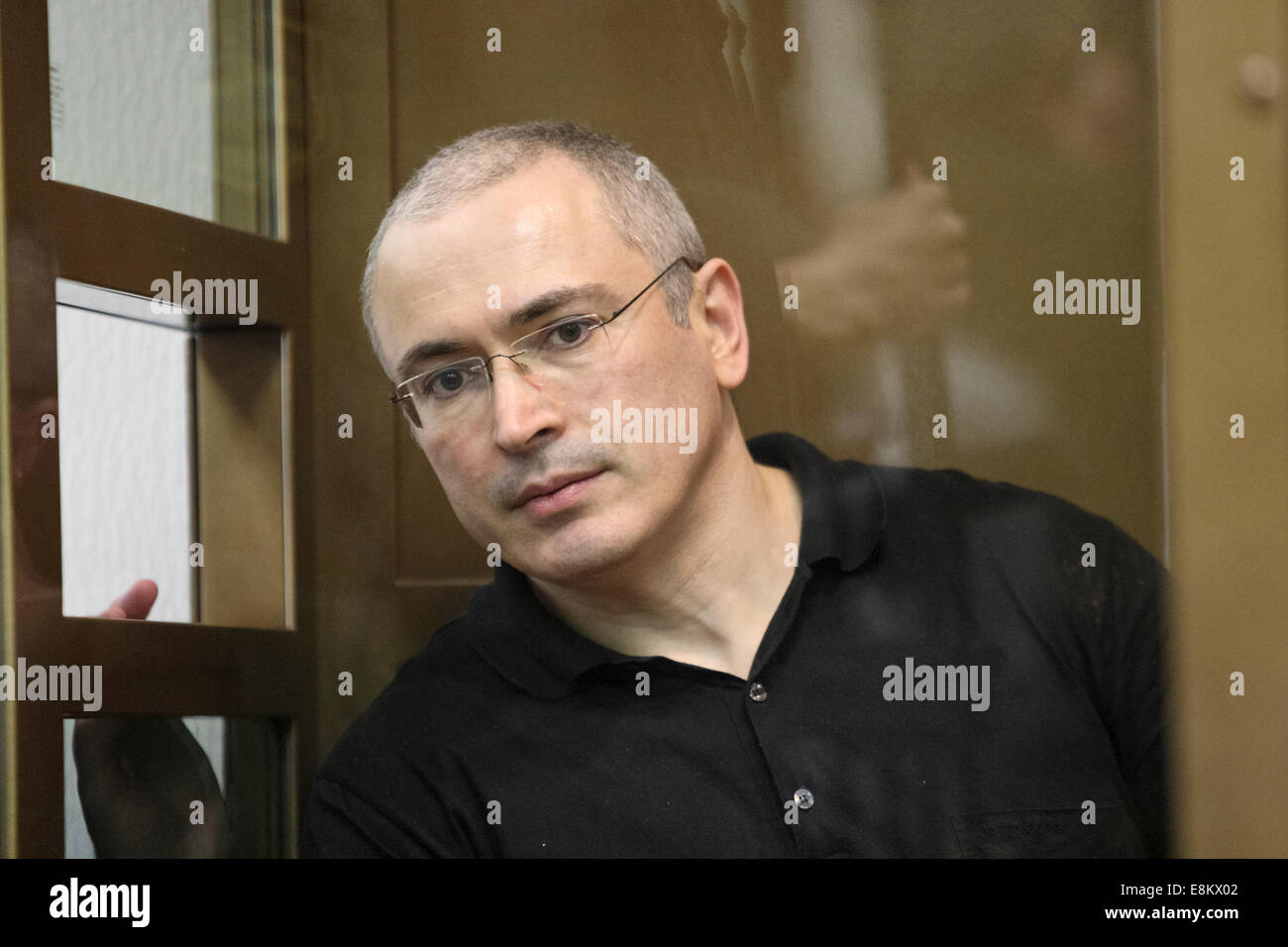 L'ancien magnat du pétrole et PDG de Ioukos Mikhaïl Khodorkovski dans une cage de verre, au cours d'une audience en appel le Tribunal de la ville de Moscou. Banque D'Images