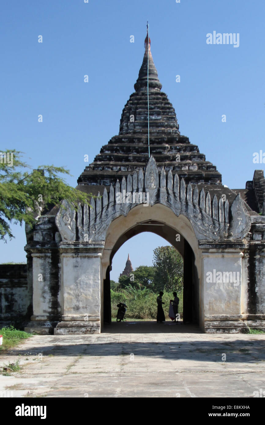 Les sections locales se rassemblent pour chat sous une porte à Ananda Temple de Bagan, Birmanie (Myanmar) Banque D'Images