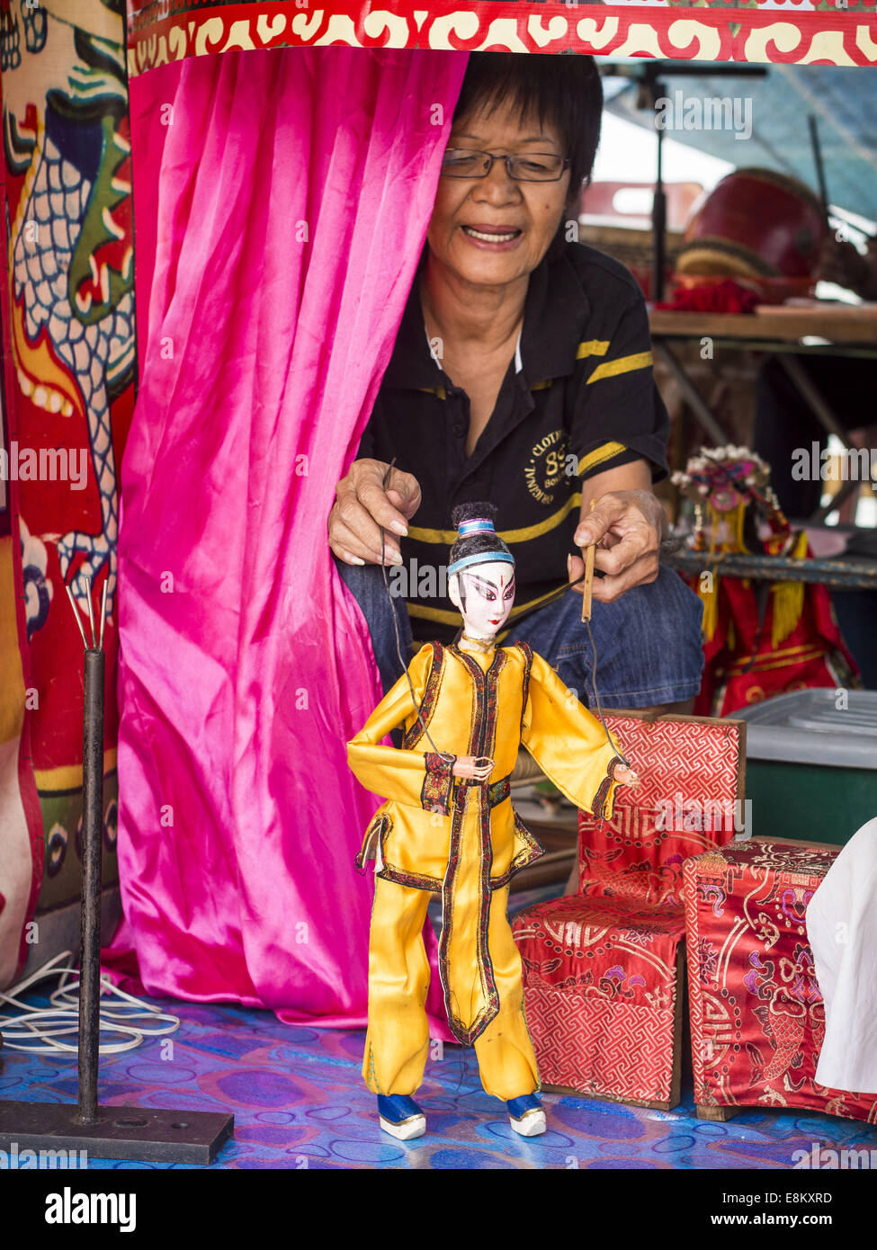George Town, Penang, Malaisie. 6 octobre, 2014. Un opéra chinois avec des marionnettes à l'Hean Boo Thean Kuanyin temple sur l'une des ''jetées clan'' à George Town (aussi) Georgetown, la capitale de l'état de Penang en Malaisie. Des opéras chinois sont effectuées dans le cadre de rituels religieux, pour divertir les dieux, pas les gens. Le ''clan'' sont jetées les maisons traditionnelles des Chinois qui se sont établis à l'origine dans la région il y a plusieurs siècles. Nommé d'après le roi George III, George Town est situé au coin nord-est de l'île de Penang. La ville a une population de 720 202 un Banque D'Images