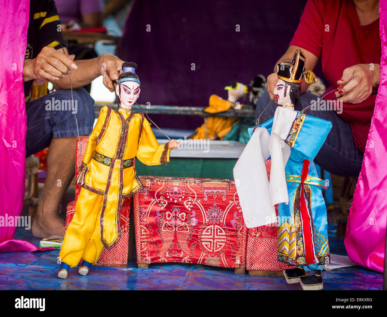 George Town, Penang, Malaisie. 6 octobre, 2014. Un opéra chinois avec des marionnettes à l'Hean Boo Thean Kuanyin temple sur l'une des ''jetées clan'' à George Town (aussi) Georgetown, la capitale de l'état de Penang en Malaisie. Des opéras chinois sont effectuées dans le cadre de rituels religieux, pour divertir les dieux, pas les gens. Le ''clan'' sont jetées les maisons traditionnelles des Chinois qui se sont établis à l'origine dans la région il y a plusieurs siècles. Nommé d'après le roi George III, George Town est situé au coin nord-est de l'île de Penang. La ville a une population de 720 202 un Banque D'Images