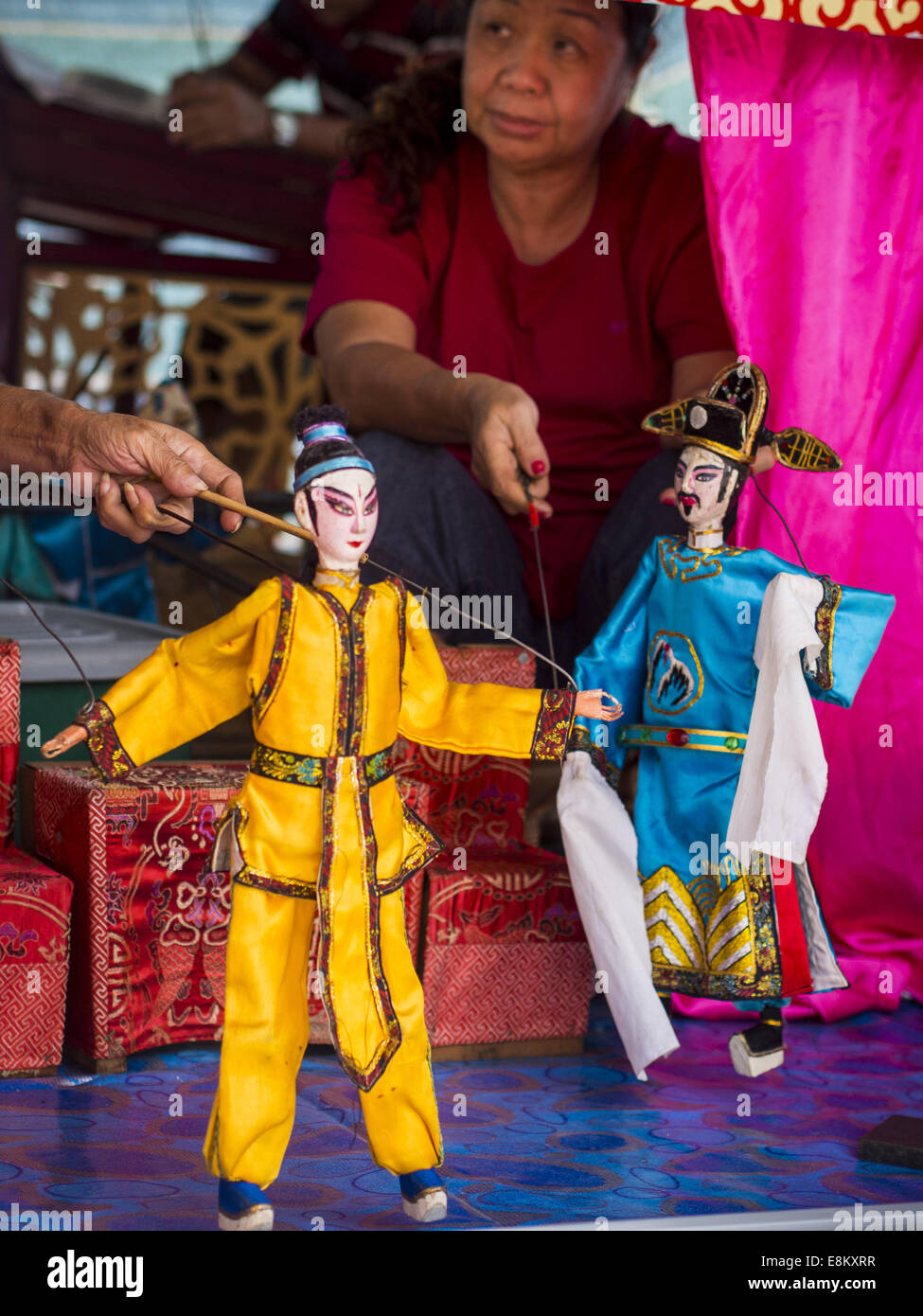 George Town, Penang, Malaisie. 6 octobre, 2014. Un opéra chinois avec des marionnettes à l'Hean Boo Thean Kuanyin temple sur l'une des ''jetées clan'' à George Town (aussi) Georgetown, la capitale de l'état de Penang en Malaisie. Des opéras chinois sont effectuées dans le cadre de rituels religieux, pour divertir les dieux, pas les gens. Le ''clan'' sont jetées les maisons traditionnelles des Chinois qui se sont établis à l'origine dans la région il y a plusieurs siècles. Nommé d'après le roi George III, George Town est situé au coin nord-est de l'île de Penang. La ville a une population de 720 202 un Banque D'Images