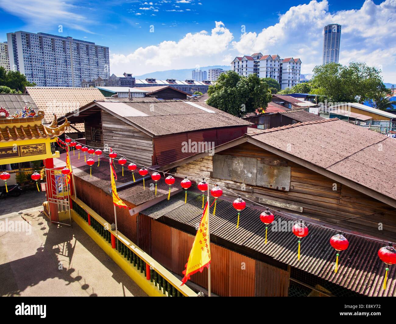 George Town, Penang, Malaisie. 6 octobre, 2014. La ligne de toit d'une communauté chinoise, vu de l'Hean Boo Thean Kuanyin temple sur l'une des ''jetées clan'' à George Town (aussi) Georgetown, la capitale de l'état de Penang en Malaisie. Le ''clan'' sont jetées les maisons traditionnelles des Chinois qui se sont établis à l'origine dans la région il y a plusieurs siècles. Nommé d'après le roi George III, George Town est situé au coin nord-est de l'île de Penang. La ville a une population de 720 202 et de la région métropolitaine, connu sous le nom de George Town Agglo qui se compose de l'île de Penang, se Banque D'Images