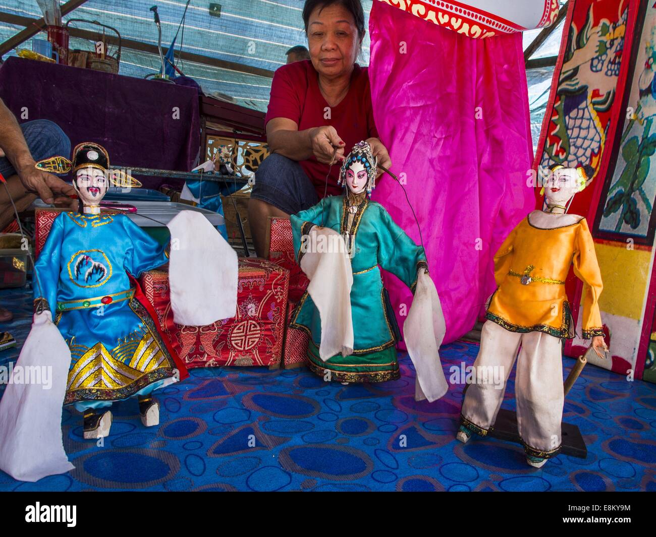George Town, Penang, Malaisie. 6 octobre, 2014. Un opéra chinois avec des marionnettes à l'Hean Boo Thean Kuanyin temple sur l'une des ''jetées clan'' à George Town (aussi) Georgetown, la capitale de l'état de Penang en Malaisie. Des opéras chinois sont effectuées dans le cadre de rituels religieux, pour divertir les dieux, pas les gens. Le ''clan'' sont jetées les maisons traditionnelles des Chinois qui se sont établis à l'origine dans la région il y a plusieurs siècles. Nommé d'après le roi George III, George Town est situé au coin nord-est de l'île de Penang. La ville a une population de 720 202 un Banque D'Images