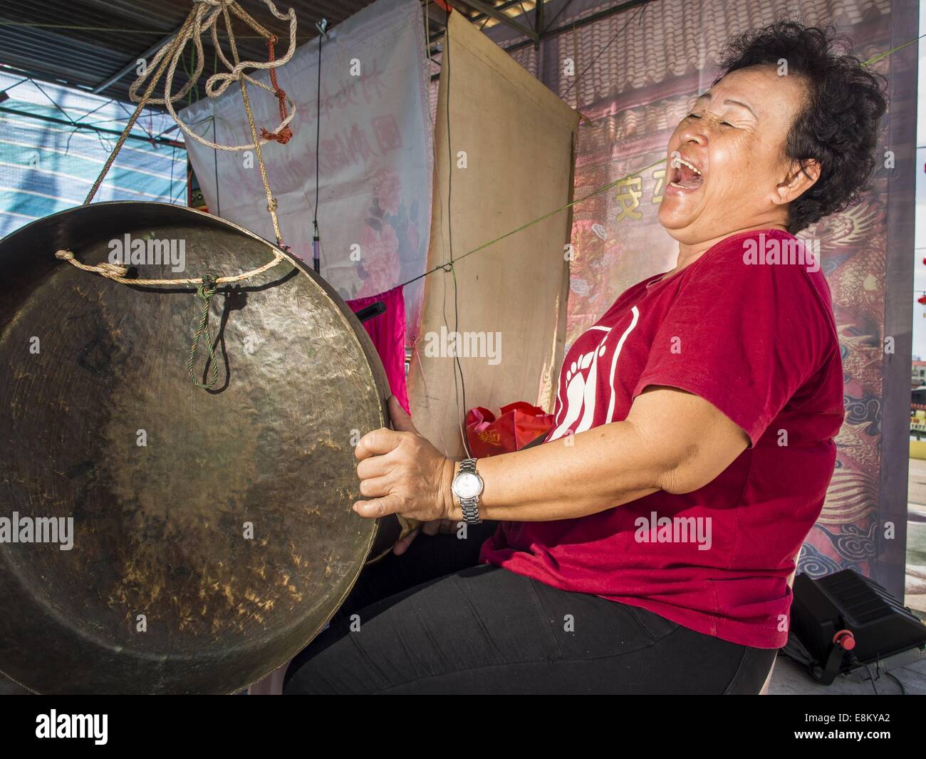 George Town, Penang, Malaisie. 6 octobre, 2014. Un opéra chinois avec des marionnettes à l'Hean Boo Thean Kuanyin temple sur l'une des ''jetées clan'' à George Town (aussi) Georgetown, la capitale de l'état de Penang en Malaisie. Des opéras chinois sont effectuées dans le cadre de rituels religieux, pour divertir les dieux, pas les gens. Le ''clan'' sont jetées les maisons traditionnelles des Chinois qui se sont établis à l'origine dans la région il y a plusieurs siècles. Nommé d'après le roi George III, George Town est situé au coin nord-est de l'île de Penang. La ville a une population de 720 202 un Banque D'Images