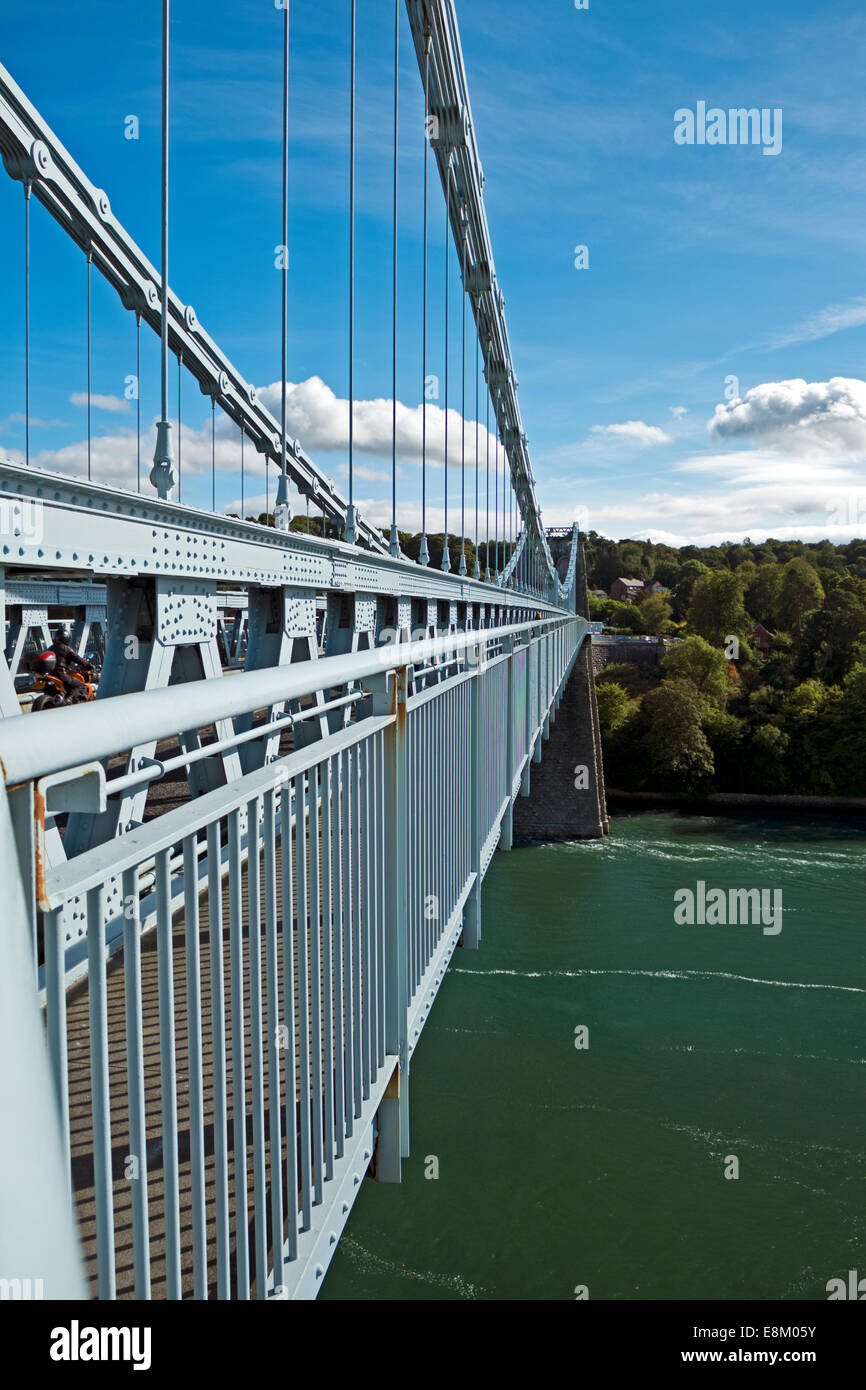 Pont suspendu de Menai Anglesey au nord du Pays de Galles Royaume-uni marée mer laver Banque D'Images