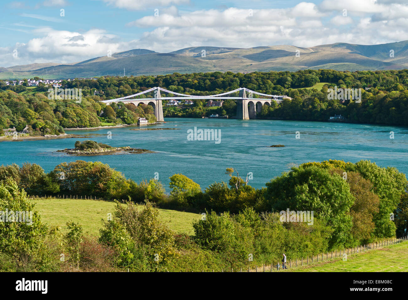 Pont suspendu de Menai Anglesey au nord du Pays de Galles Royaume-uni détroit de Menai Thomas Telford mer historique paysage snowdonia Banque D'Images