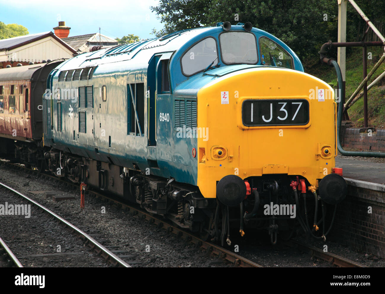 Une locomotive diesel BR 37 de la classe s'apprête à quitter la gare de Llangollen avec un train de voyageurs du matin. Chemin de fer touristique de Llangollen, Denbigh Banque D'Images