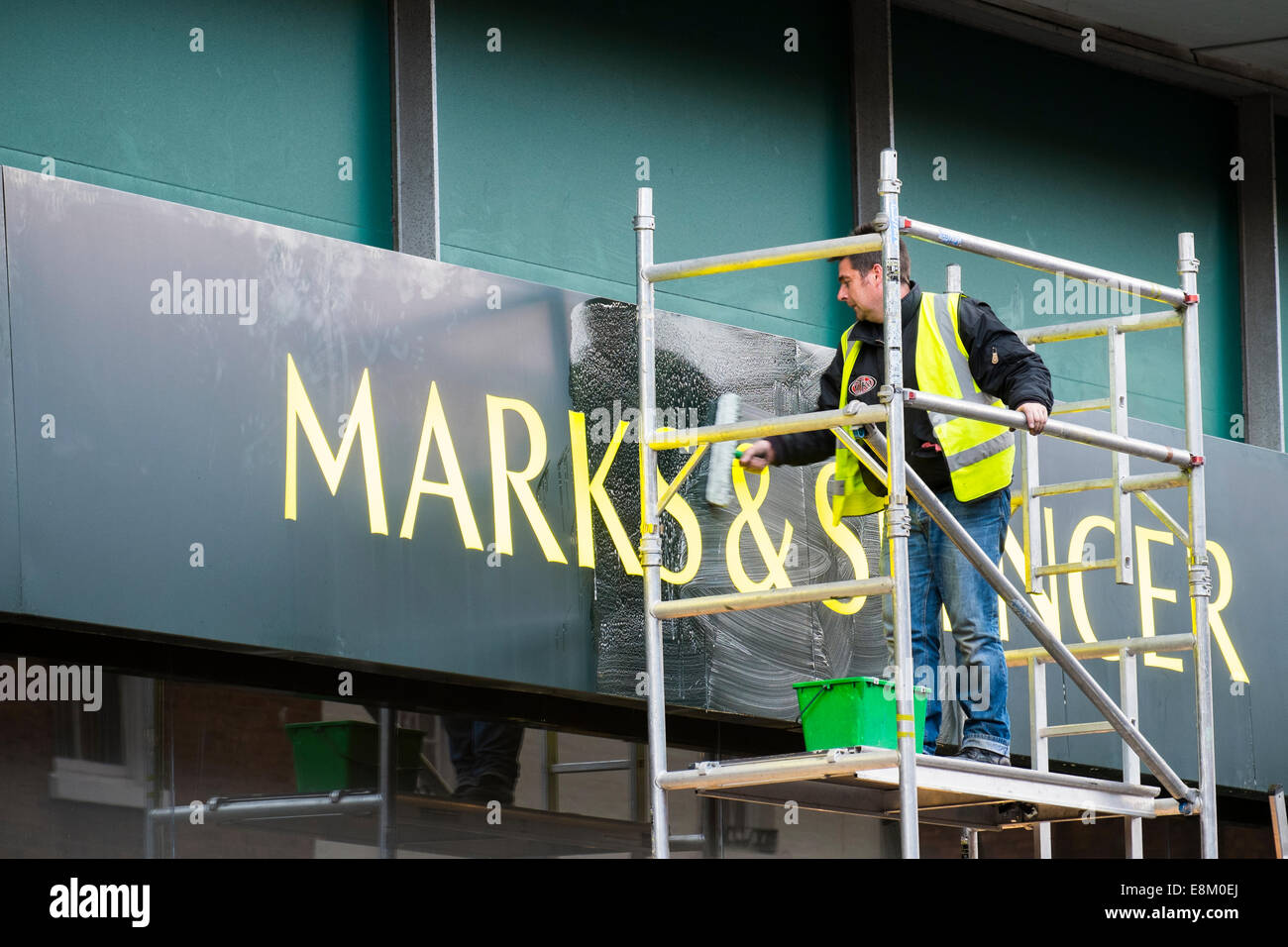 Nettoyage travailleur Marks and Spencer shop sign in Shrewsbury Shropshire England UK Banque D'Images