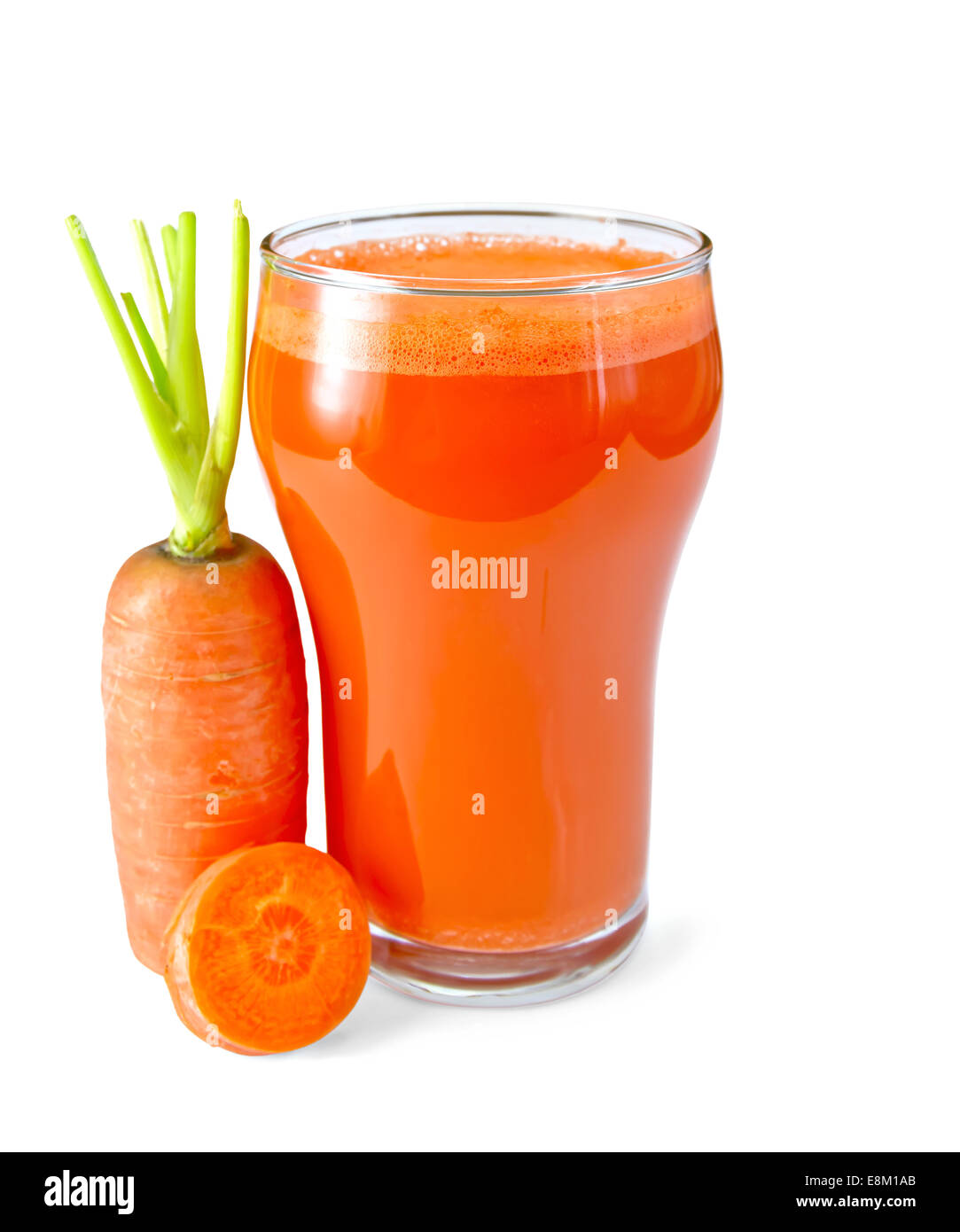 Le jus de carotte dans un grand verre, les carottes avec une couleur claire  sur fond blanc Photo Stock - Alamy