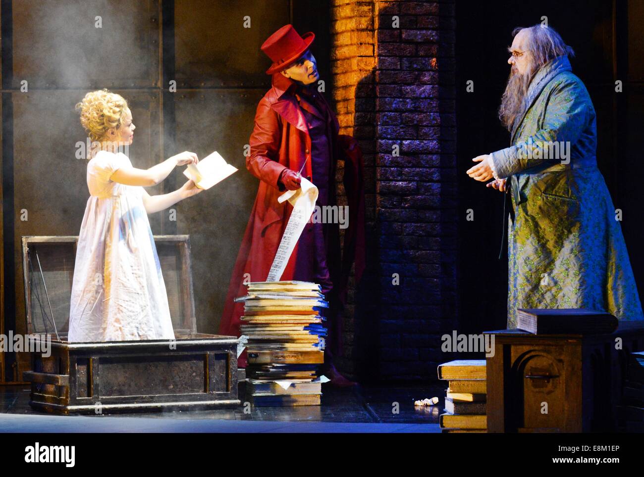 Leipzig, Allemagne. 9 octobre, 2014. Mirko Roschkowski comme Faust, Tuomas Pursio comme Mephisto et Olena Tokar comme Margarethe (R-L) exécuter au cours de la robe d'rehearsel «Gounods Faust' par Charles à l'Opéra de Leipzig à Leipzig, Allemagne, 09 octobre 2014. L'opéra sera diffusé le 11 octobre dans le cadre de la célébration du 1000e anniversaire de la ville de Leipzig en 2015. Dpa : Crédit photo alliance/Alamy Live News Banque D'Images