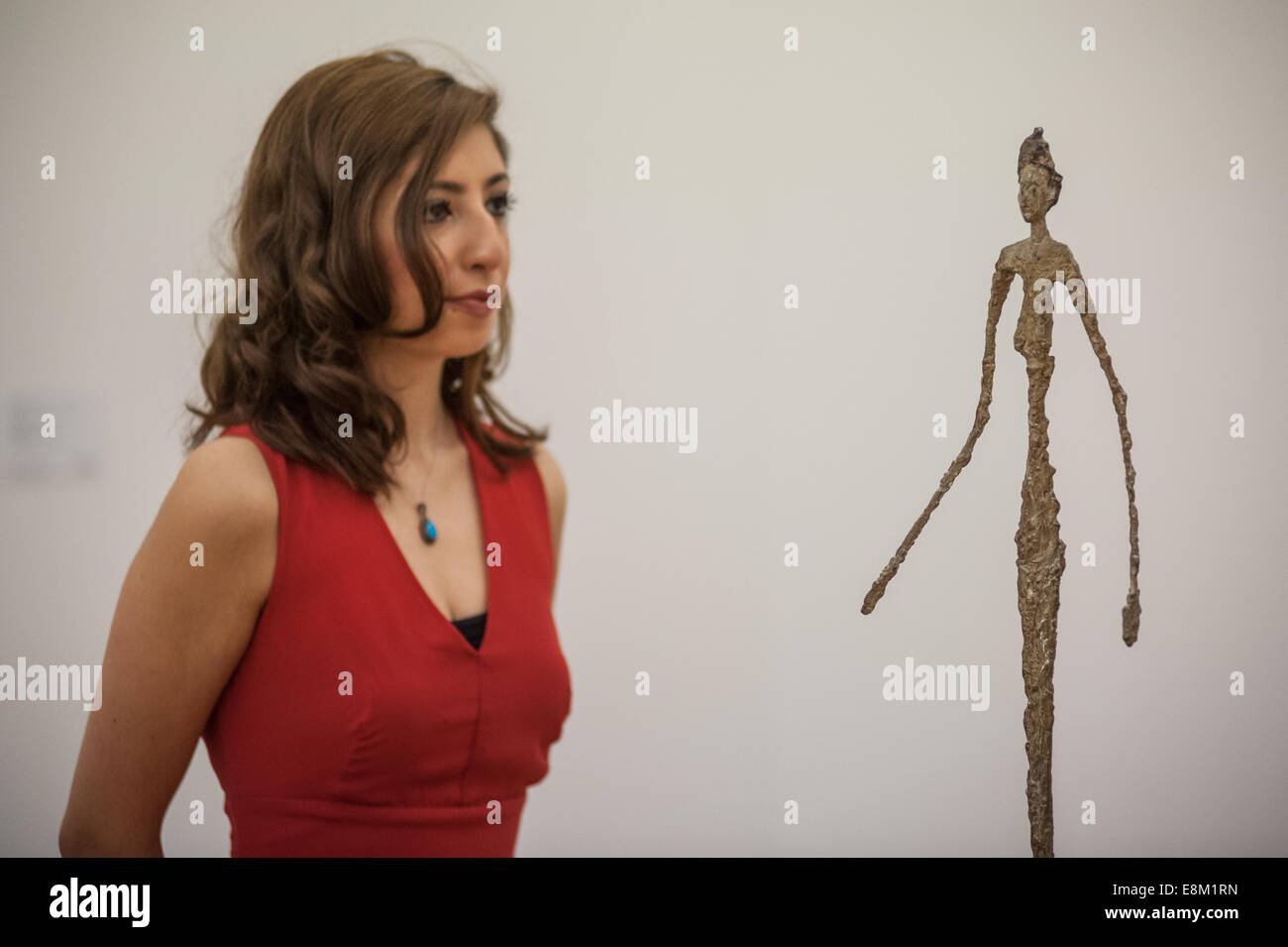 Londres, Royaume-Uni. 10 octobre, 2014. Un assistant de Sotheby's ressemble à 'char' par Alberto Giacometti (est. 100 millions de dollars) au cours de la vue de la presse la semaine de la presse vente aux enchères frise voir chez Sotheby's Londres. Credit : Piero Cruciatti/Alamy Live News Banque D'Images