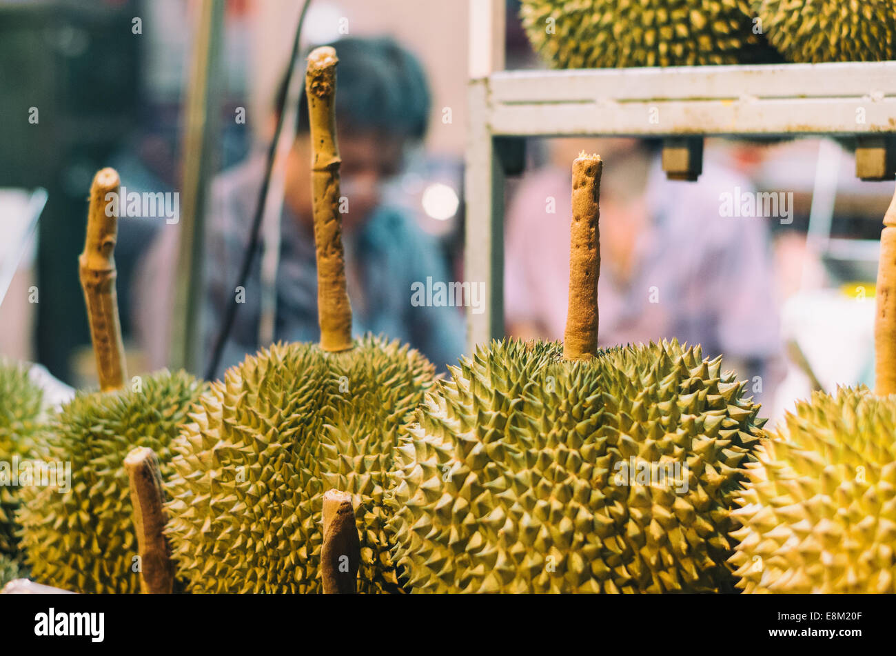 Durian vendeur dans Yaowarat, Chinatown de Bangkok en Thaïlande. Banque D'Images