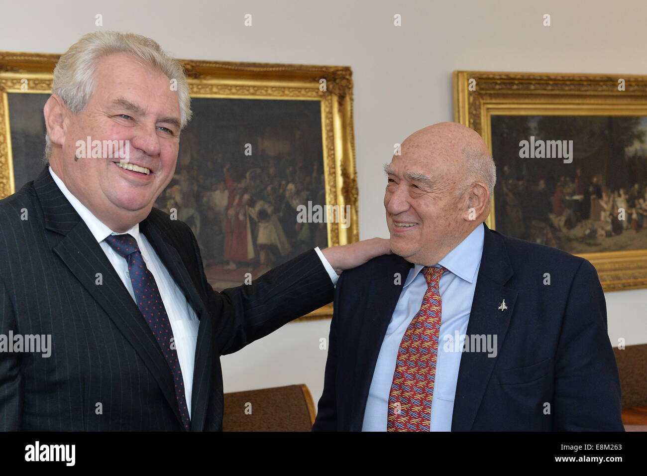 Prague, République tchèque. 10 Oct, 2014. Aviateur israélien et un ingénieur en aéronautique Hugo Marom (à droite), qui est né à Brno et a été l'un des enfants sauvés par Nicholas Winton pendant la Seconde Guerre Mondiale se réunit le président tchèque Milos Zeman (à gauche) au Château de Prague en République tchèque, Prague, 10 octobre 2014. Photo : CTK Michal Dolezal/Photo/Alamy Live News Banque D'Images