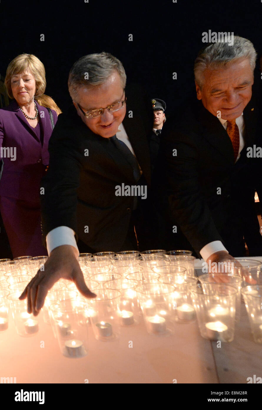 Leipzig, Allemagne. 9 octobre, 2014. Daniela Schadt (L-R), le président polonais Bronislaw Komorowski et le Président allemand Joachim Gauck à Augustenplatz square à l'occasion du 25e anniversaire de la révolution pacifique à Leipzig, Allemagne, 09 octobre 2014. La ville de Leipzig commémore l'anniversaire avec des invités de haut rang et un festival des lumières. Dpa : Crédit photo alliance/Alamy Live News Banque D'Images