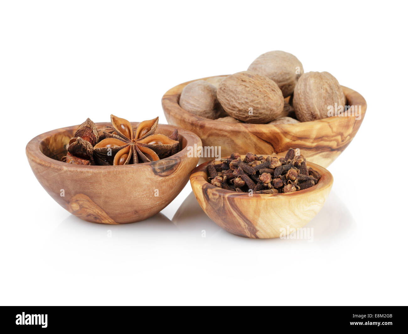 Ensemble d'épices avec de la muscade, girofle et anis isolé sur fond blanc Banque D'Images