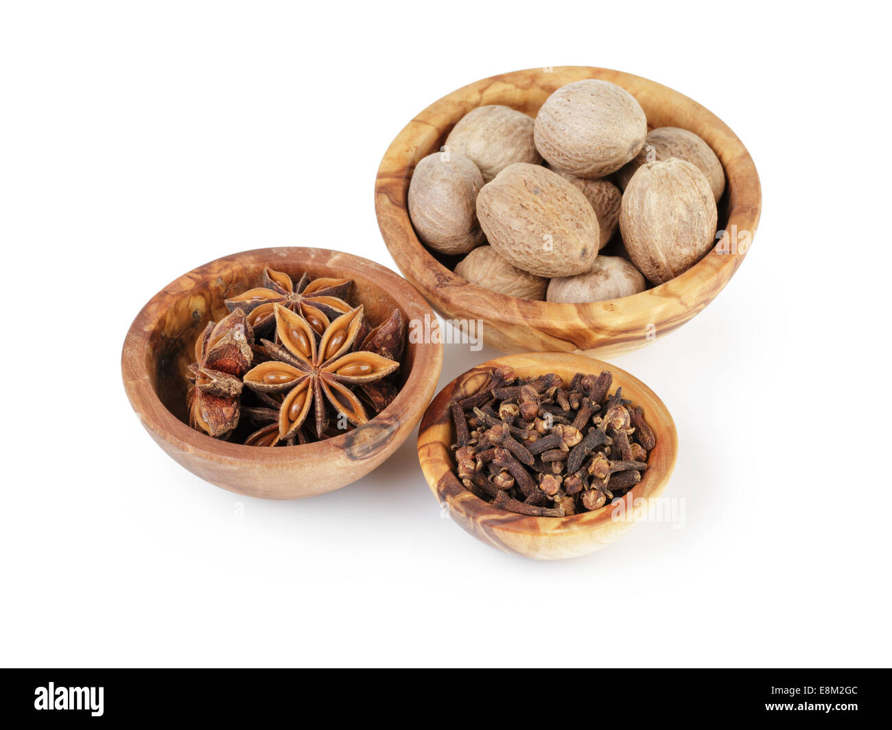 Ensemble d'épices avec de la muscade, girofle et anis isolé sur fond blanc Banque D'Images
