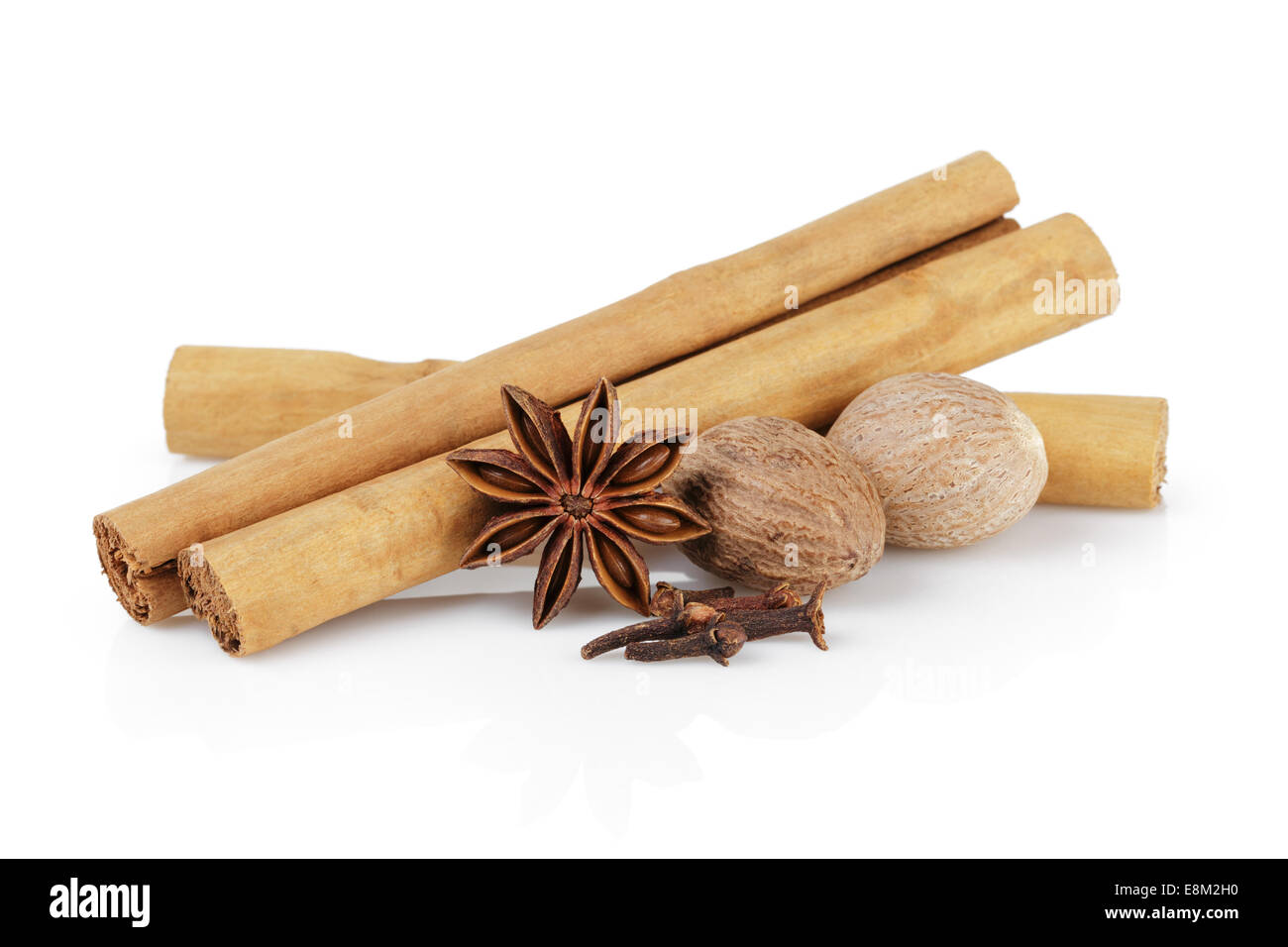Bâtons de cannelle de Ceylan véritable de muscade, de girofle et d'anis, isolated on white Banque D'Images