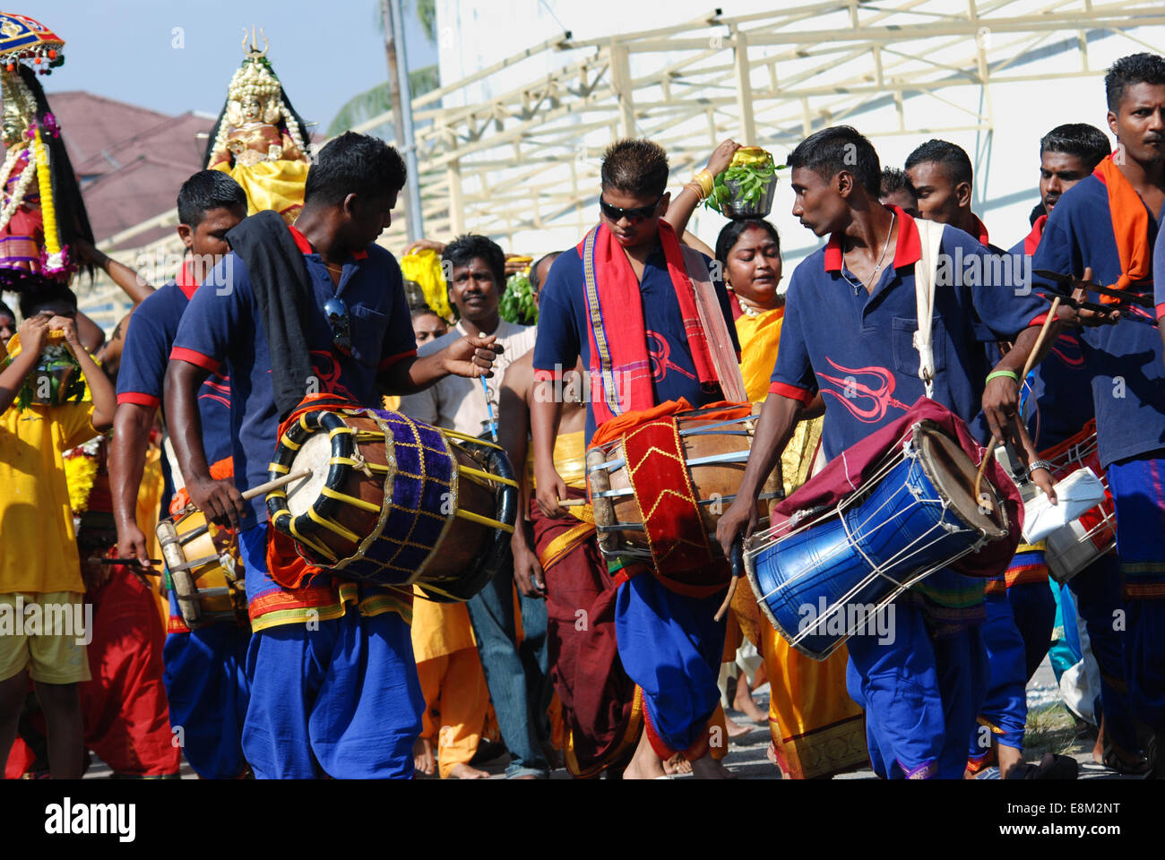 Premier groupe de percussionnistes procession religieuse hindoue Banque D'Images