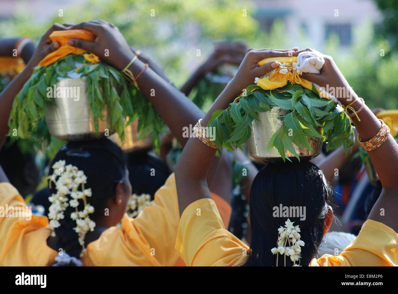 Les dévots hindous transportant des pots de lait sur tête en fête religieuse, vue arrière Banque D'Images