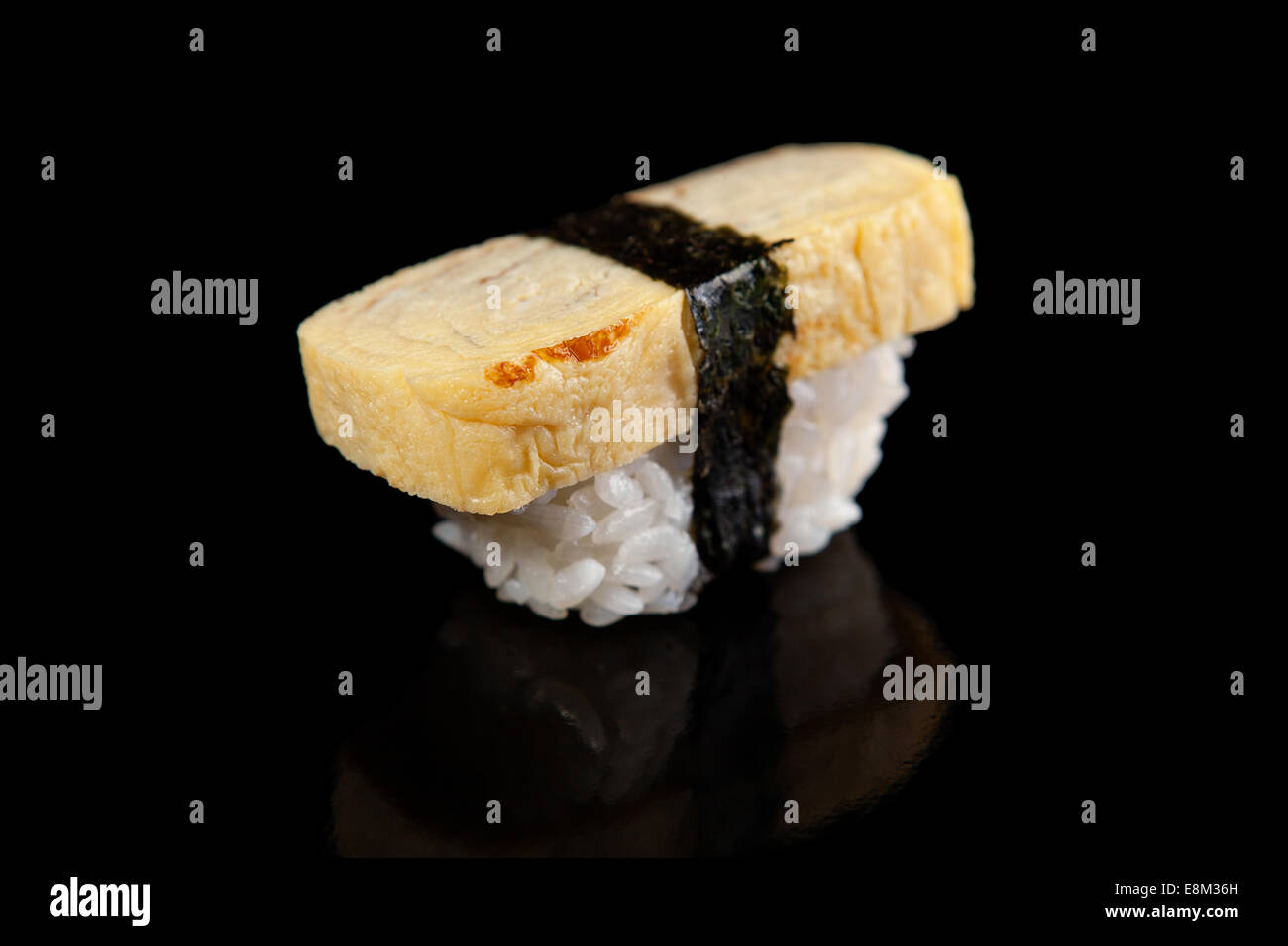 Tamako sushi oeufs sur fond noir Banque D'Images