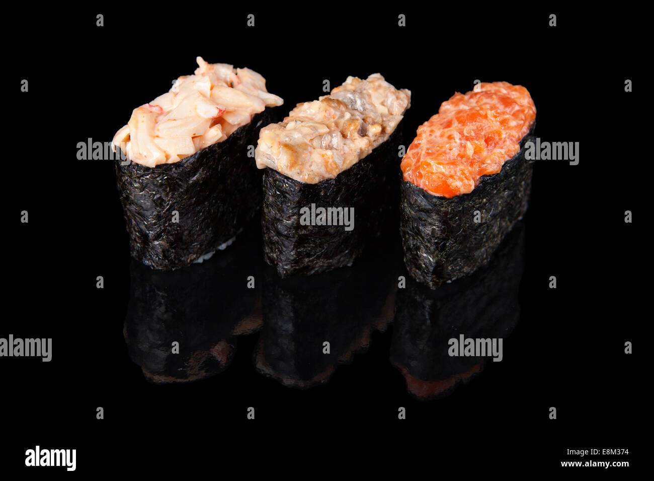 Gunkan maki sushi situé sur fond noir Banque D'Images