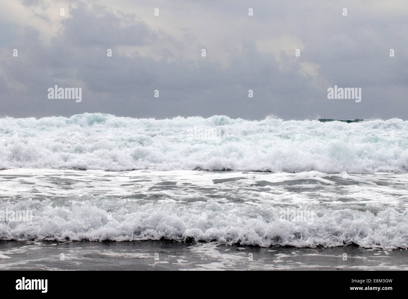 Ocean brakers, vagues et marées moussant Banque D'Images