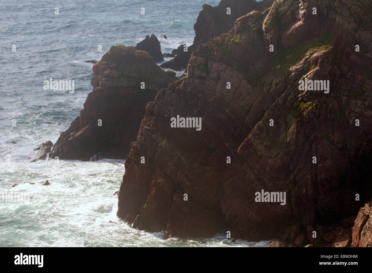 Majestic affleurement du Pembrokeshire Coastal cliffs montrant les anciennes strates de roche préhistoriques spectaculaires avec l'Atlantique poussée Banque D'Images