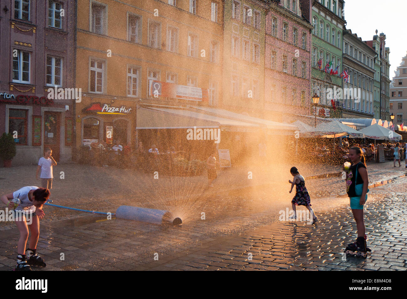 Une douche d'eau dans la rue sur une chaude journée d'été. .Wroclaw Pologne Banque D'Images