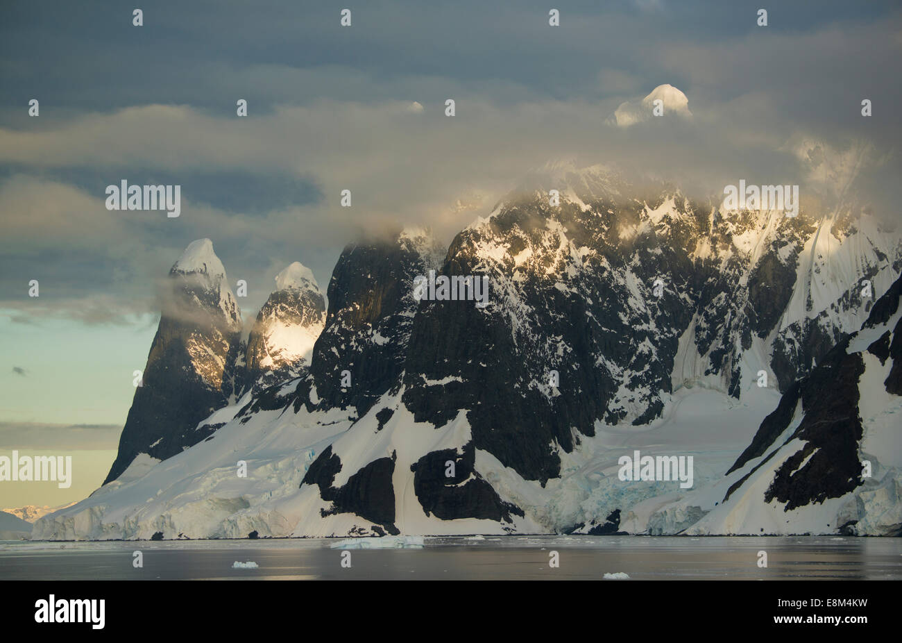Coucher du soleil sur les sommets au-dessus du Canal Lemaire, Péninsule Antarctique, l'Antarctique Banque D'Images