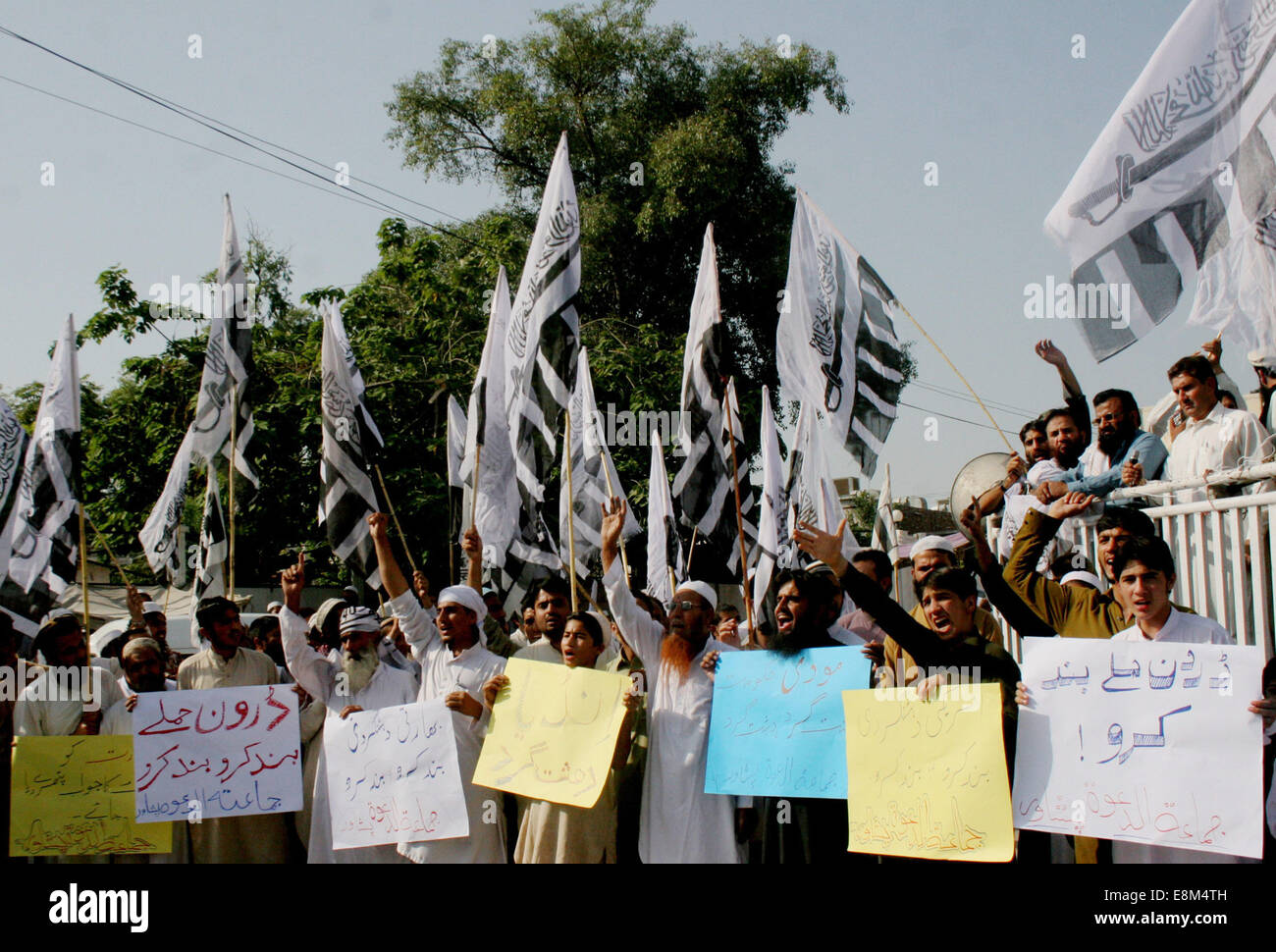 Peshawar, Pakistan. 10 Oct, 2014. Des militants pakistanais crier des slogans anti-Inde au cours d'une protestation contre les attaques transfrontalières à Peshawar, au Pakistan, le 10 octobre 2014. Le Pakistan le vendredi pour permettre à l'invité l'Inde groupe d'observateurs militaires des Nations Unies pour visiter la Ligne de contrôle qui divise les deux pays de la région du Cachemire contesté d'enquêter sur les récentes violations du cessez-le-feu. Credit : Ahmad Sidique/Xinhua/Alamy Live News Banque D'Images